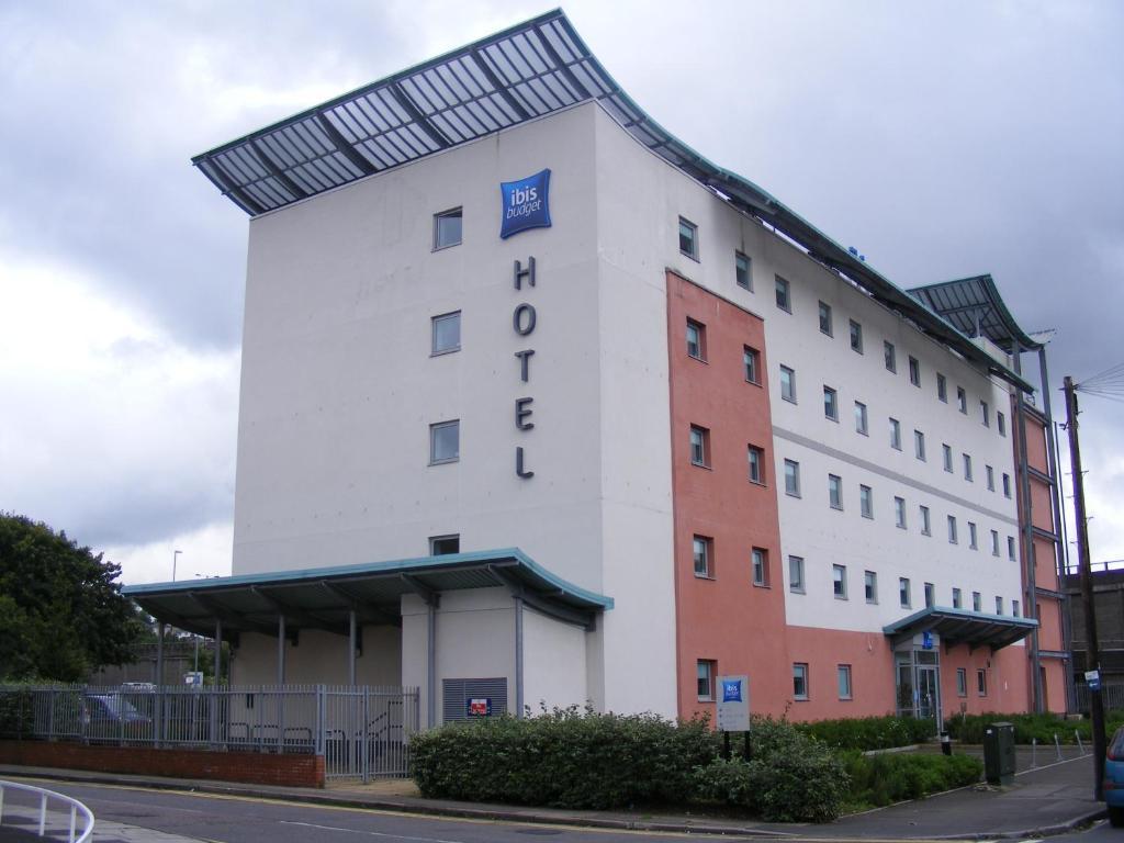 Ibis Budget Newport Экстерьер фото