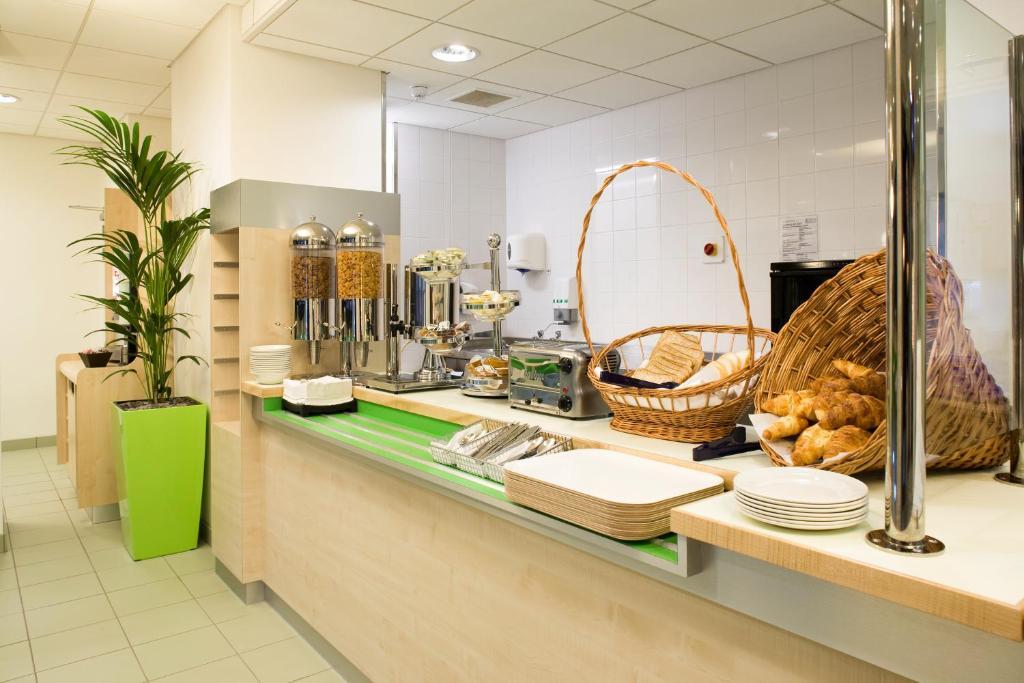 Ibis Budget Newport Экстерьер фото