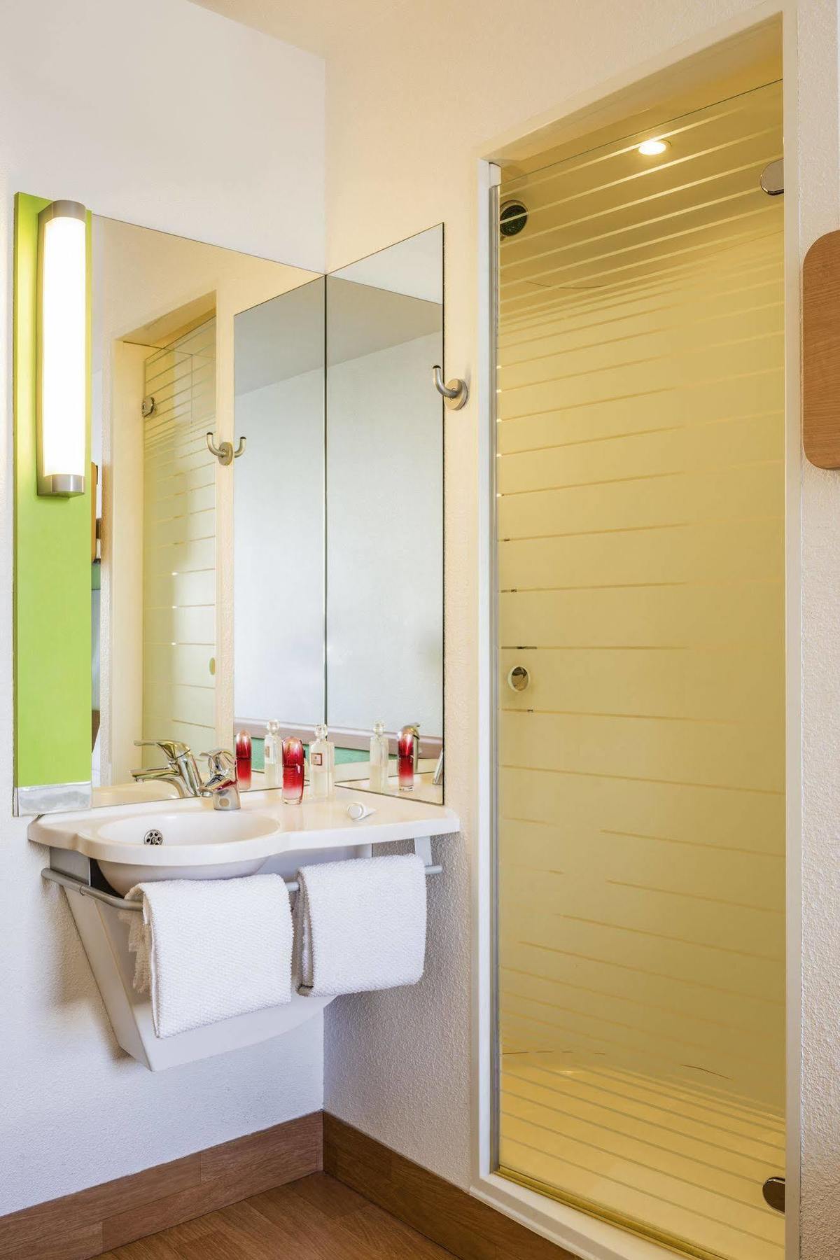Ibis Budget Newport Экстерьер фото